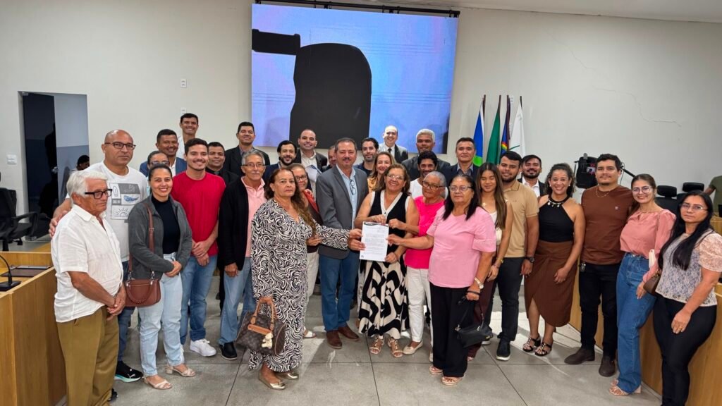 Sessão da Câmara de Araripina destaca homenagens e aprovações de projetos