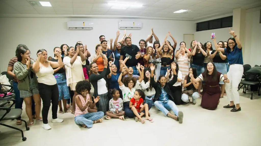 Ste Vilela propõe ampliação de cursinhos populares para jovens de baixa renda