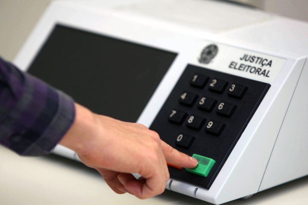 TSE apresenta urnas eletrônicas a embaixadores em meio a questionamentos