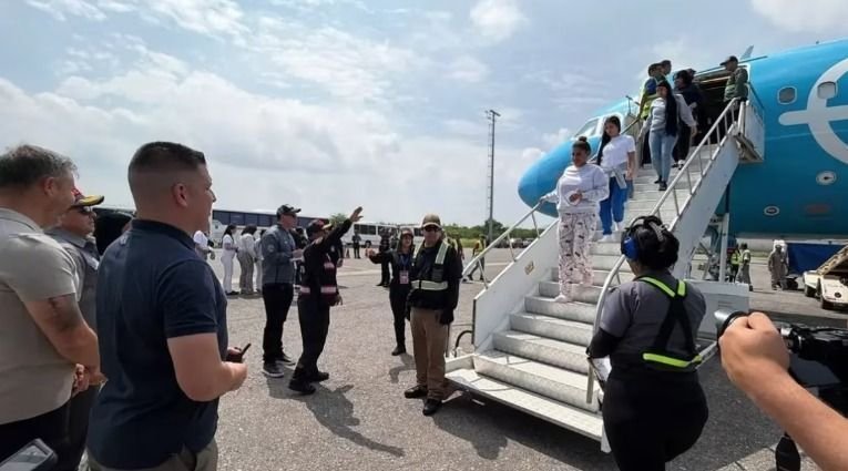 Venezuela retoma voos de repatriação após terremotos interromperem operações