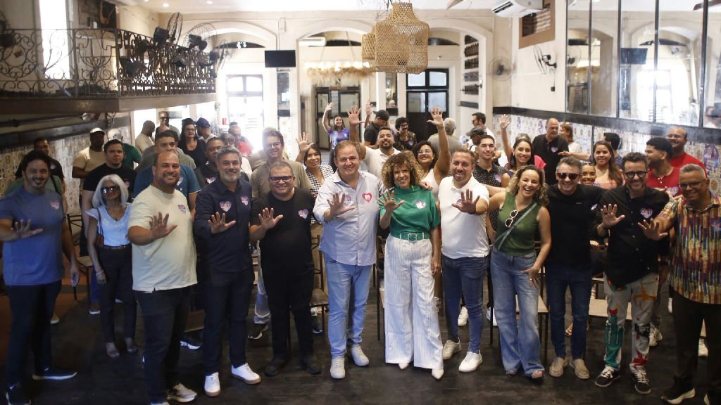Anderson Luiz discute políticas culturais com artistas no Recife