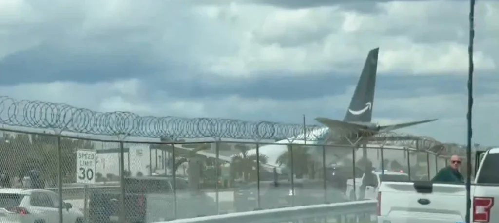 Avião da Amazon ultrapassa pista em Miami e operações são suspensas