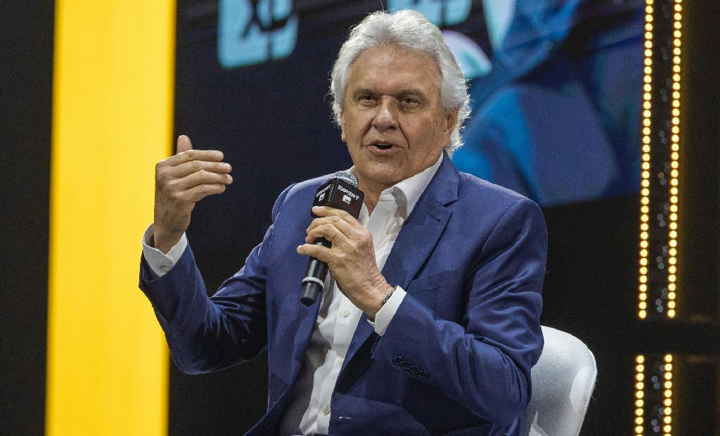 Caiado critica envolvimento de Flávio Bolsonaro no caso Banco Master
