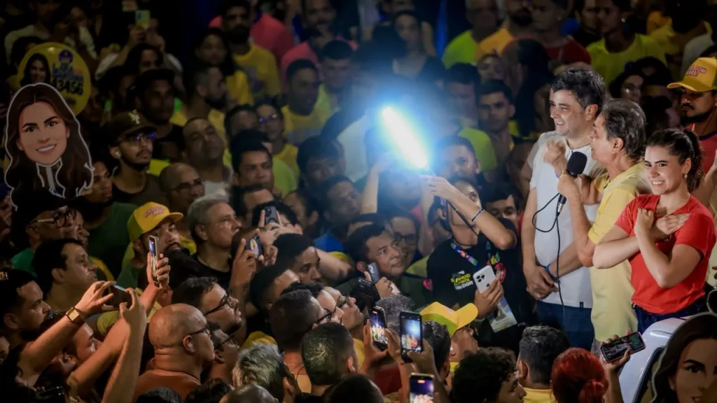 Caminhada em Nossa Senhora do Ó destaca força política de Carlos Santana e Lara