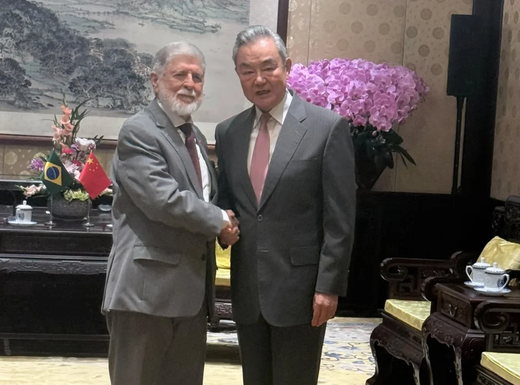Celso Amorim entrega carta de Lula a Xi Jinping em visita estratégica à China