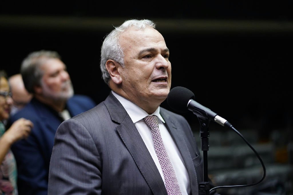 Crescimento de Augusto Cury é impulsionado por apoio espontâneo, diz vice