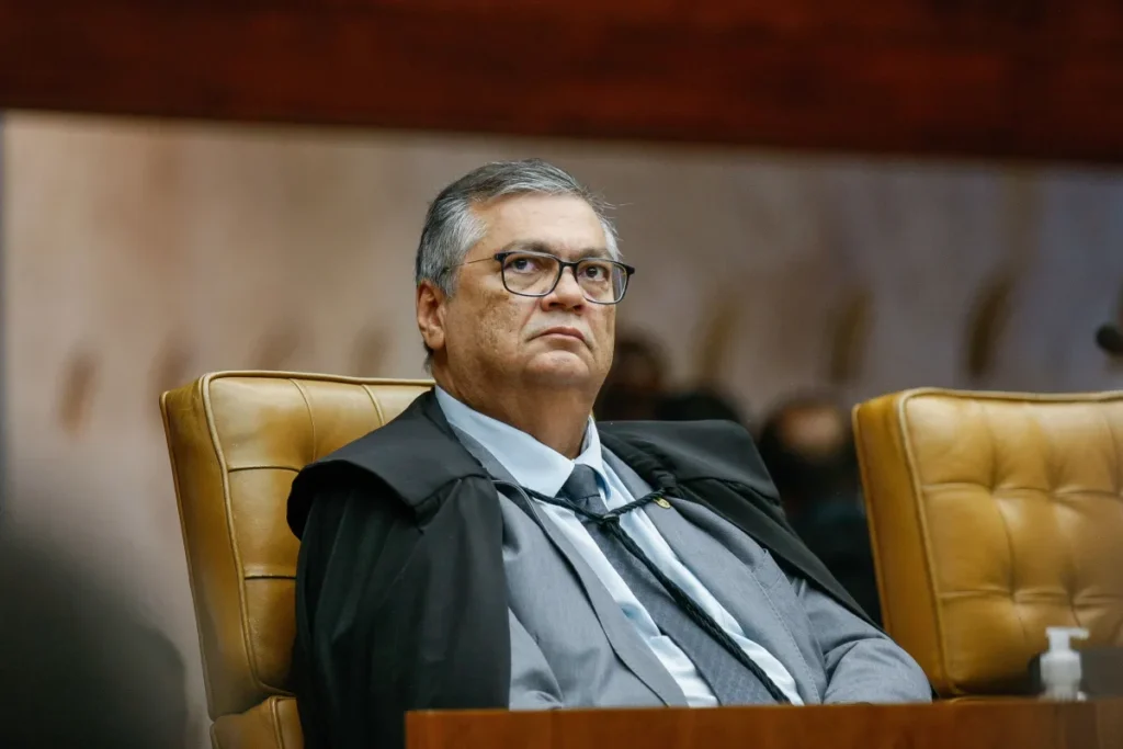 Crise no STF: Dino critica promessa de encerramento de inquéritos