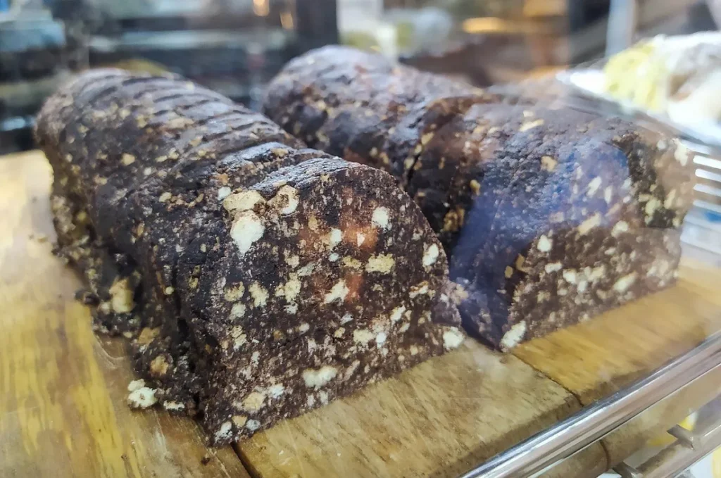 Descubra como fazer o tradicional salame de chocolate português