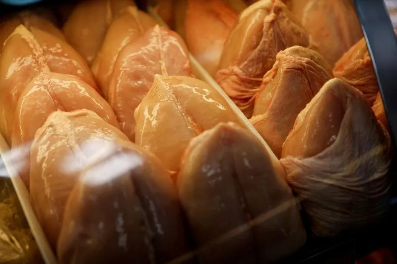 Diferenças entre frango com pele amarela e branca: o que considerar na hora da compra