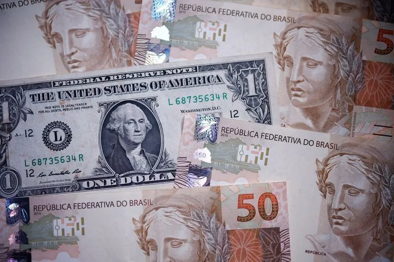 Dólar cai abaixo de R$ 5,10 com incertezas eleitorais no Brasil