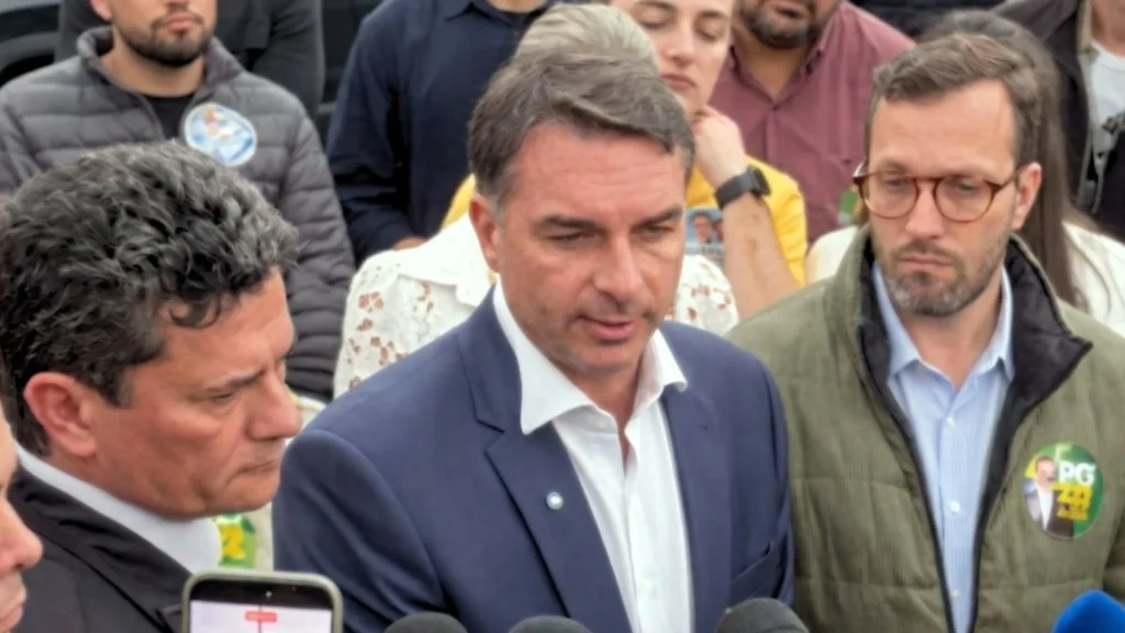 Flávio Bolsonaro afirma que Moro está convencido de sua inocência