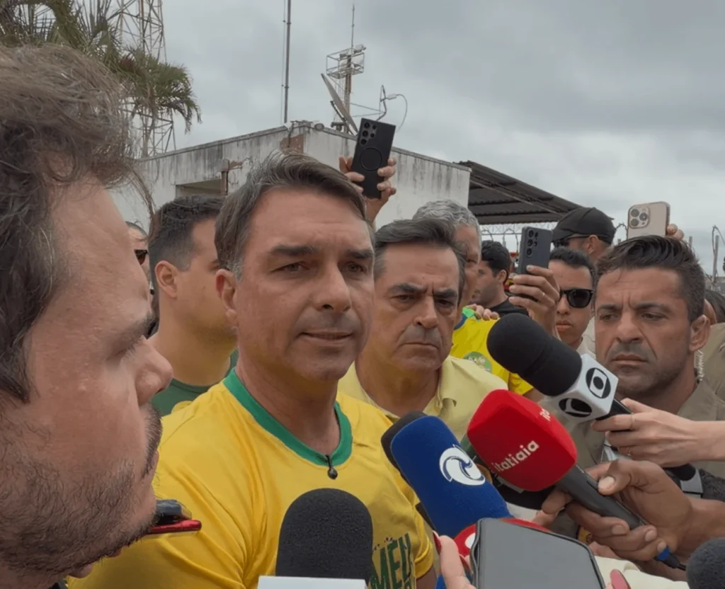 Flávio Bolsonaro afirma que troca de presidente atrairá investimentos ao Brasil