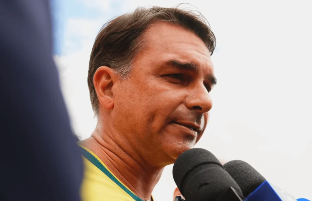 Flávio Bolsonaro defende relação econômica pragmática com a China
