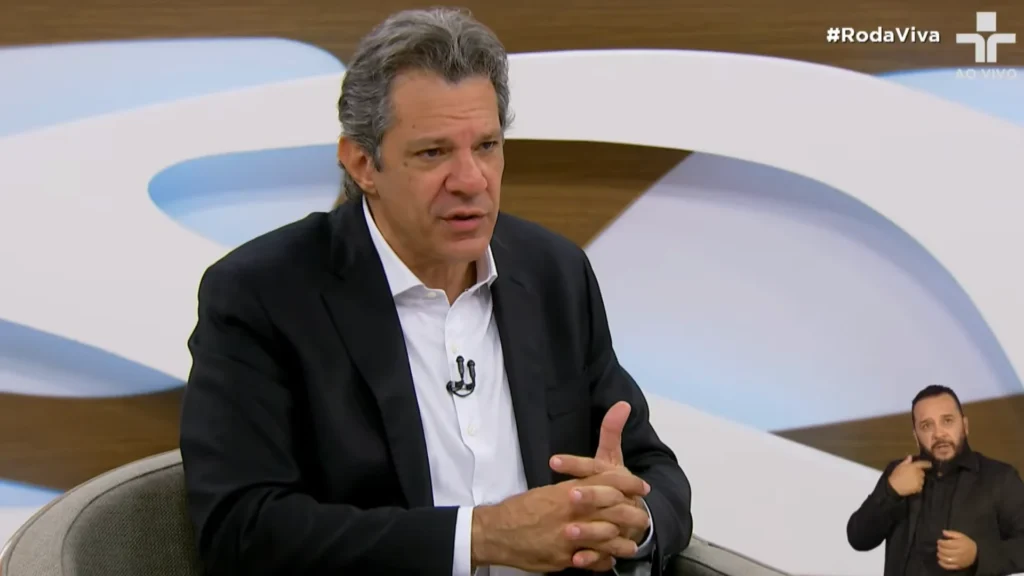 Haddad critica Flávio Bolsonaro por falta de explicações sobre rachadinha