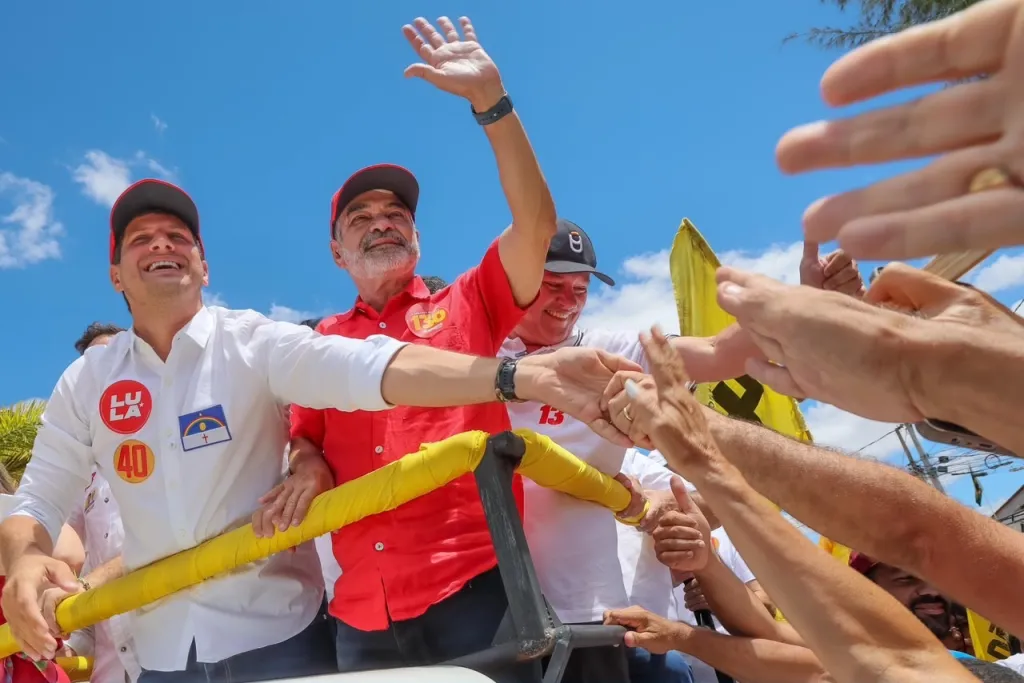 Humberto Costa encerra visitas no Sertão com carreatas da Frente Popular