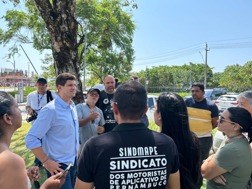 João Campos discute propostas com motoristas de aplicativo em Recife