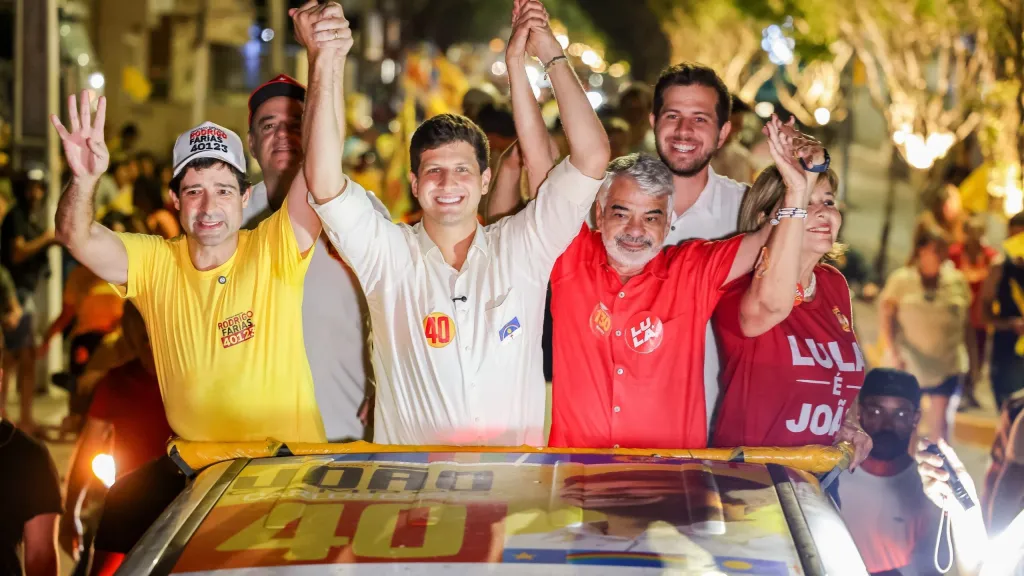 João Campos encerra dia com carreata em Surubim após visitar cidades do Agreste