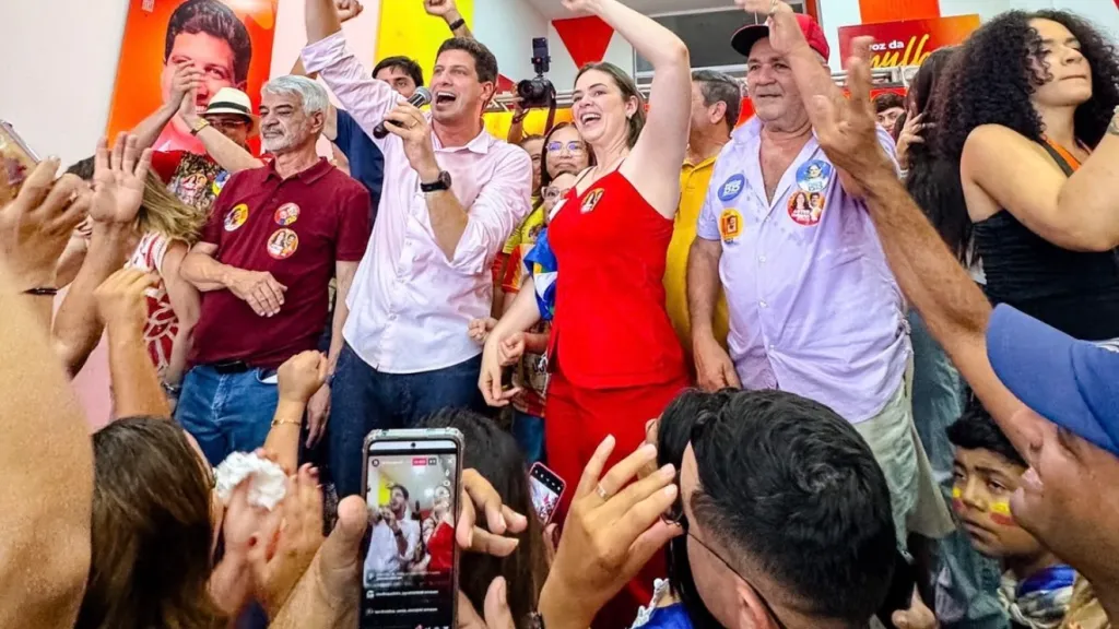 João Campos reforça apoio a Helloysa Ferreira em evento político em Toritama