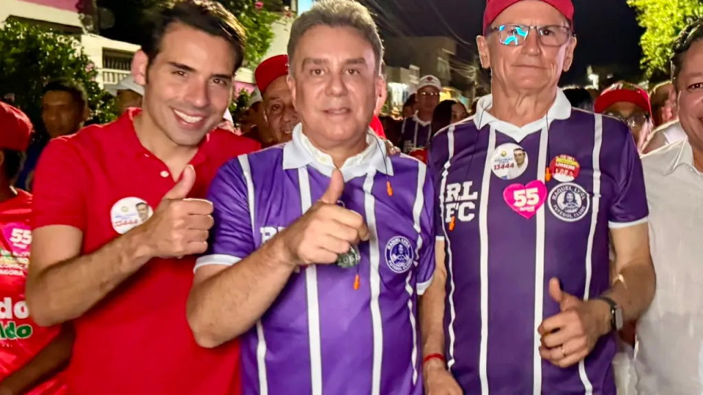 João Paulo Costa lidera caminhada em Limoeiro com apoio de lideranças políticas