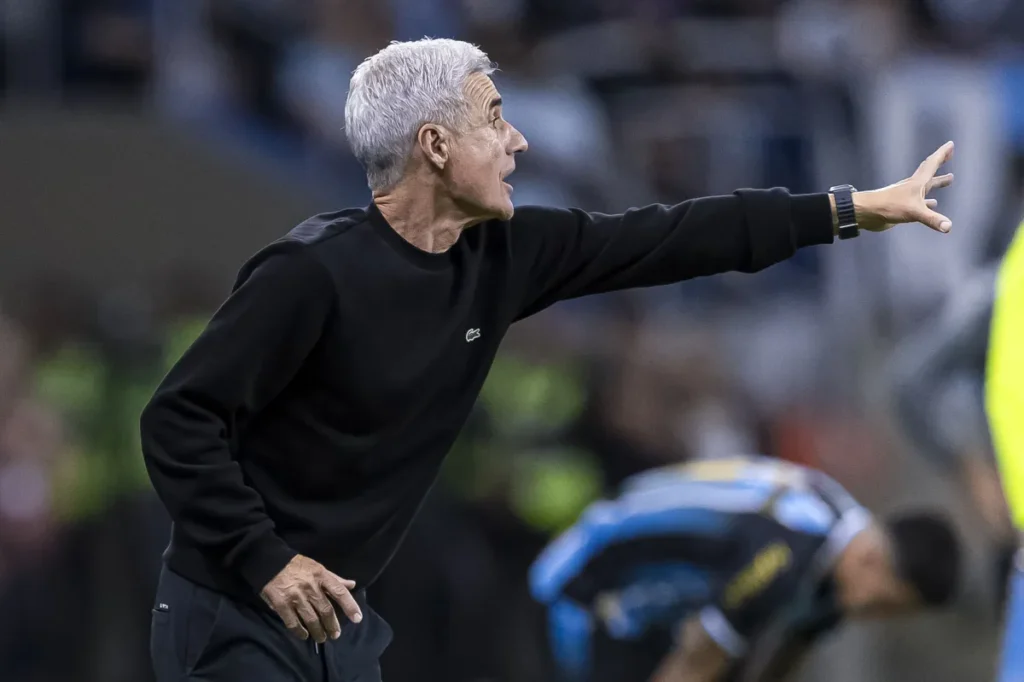 Luís Castro destaca apoio da torcida como chave para vitória do Grêmio sobre o Inter