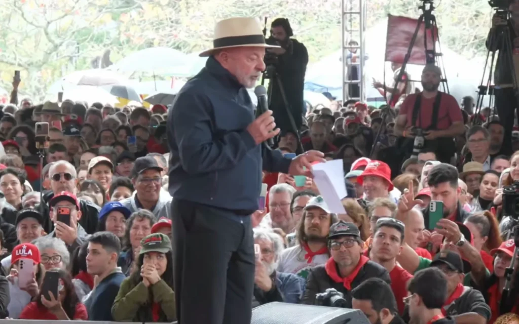 Lula afirma que vitória eleitoral visa manter Bolsonaro preso