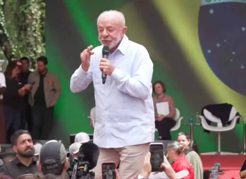 Lula critica empresário e ex-presidente em comício no Sul