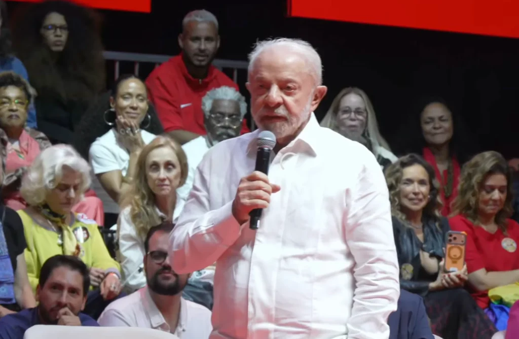 Lula critica Flávio Bolsonaro em evento no Rio de Janeiro
