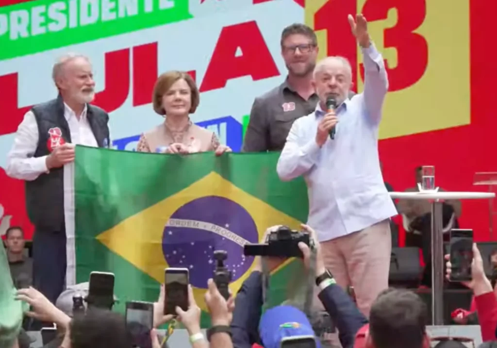 Lula destaca papel dos homens nas tarefas domésticas em comício