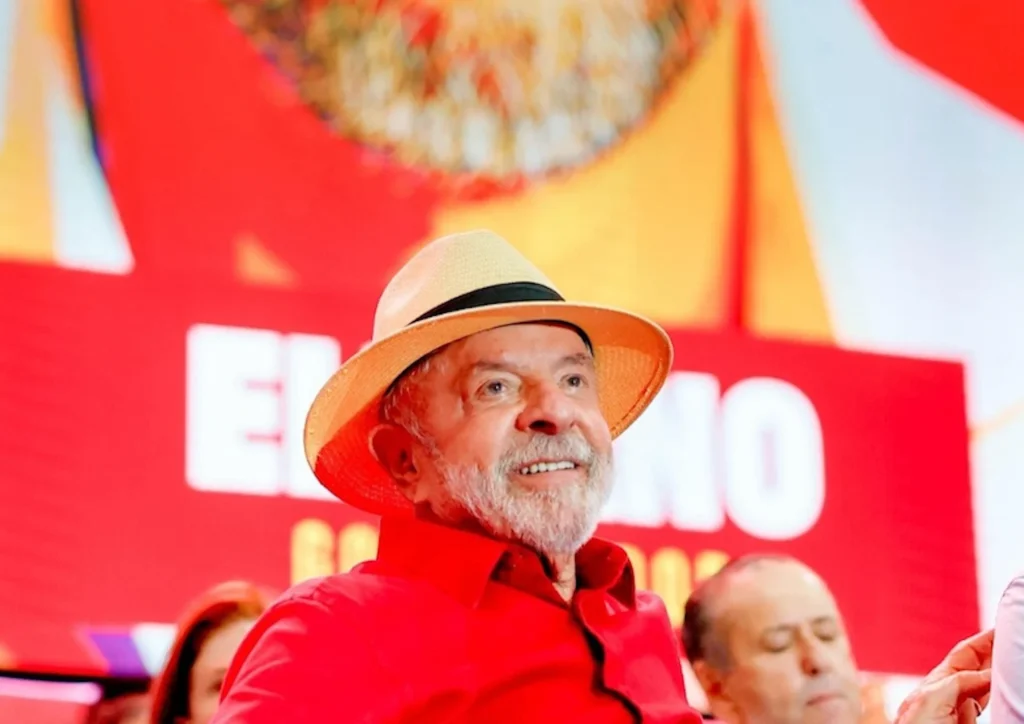 Lula participa de ato de campanha em Guarulhos ao lado de aliados