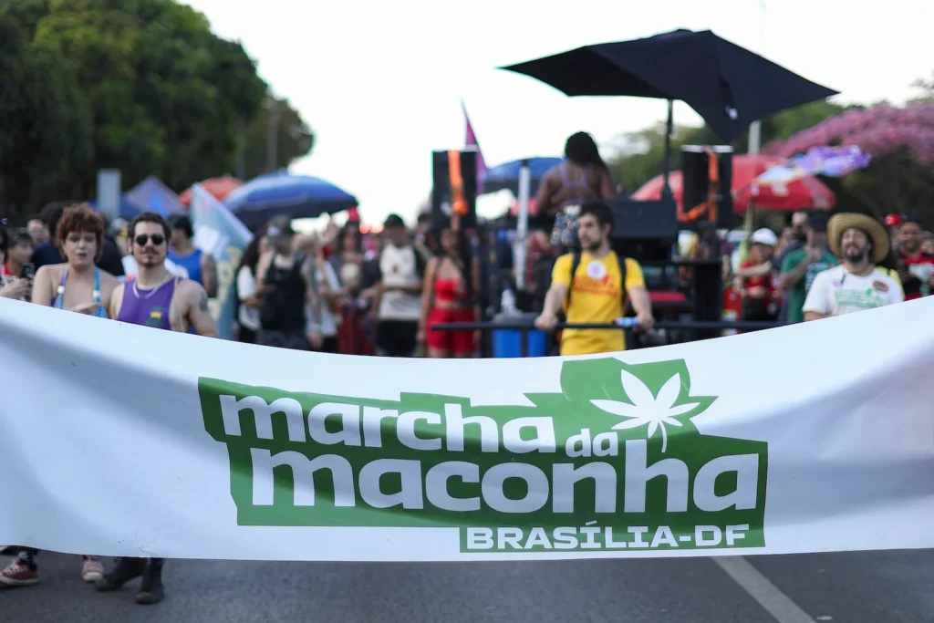 Marcha da Maconha em Brasília reúne manifestantes pela legalização