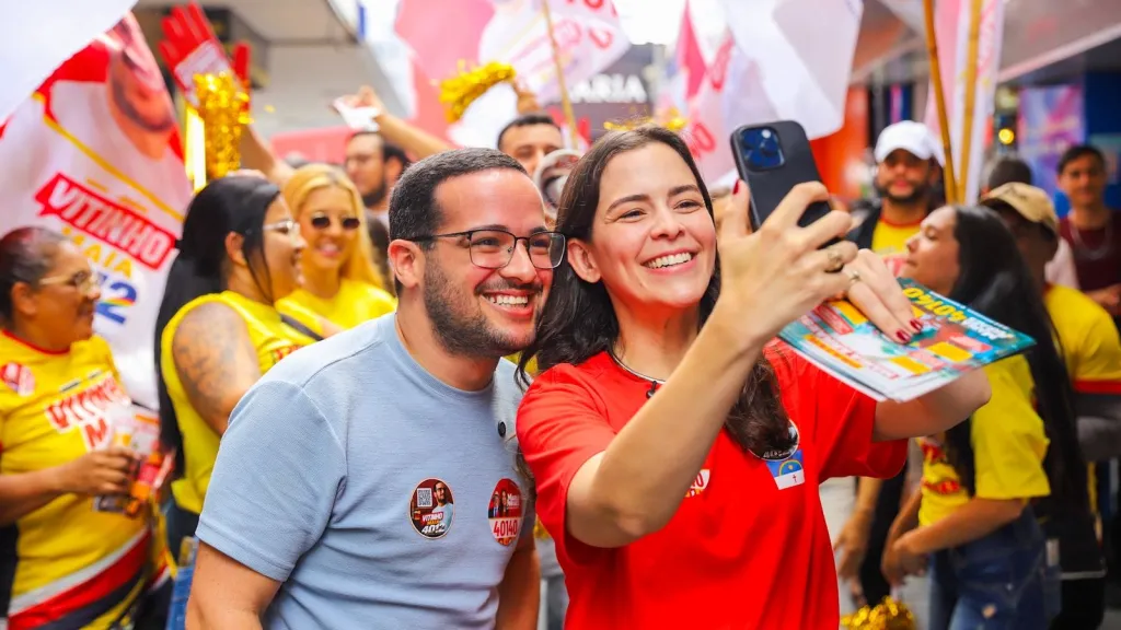 Maria Arraes e Vitinho Maia mobilizam público em visita à Feira de Caruaru
