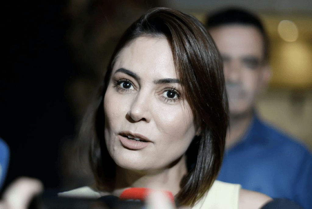 Michelle Bolsonaro critica decisão que veta uso de imagem de Jair em campanha