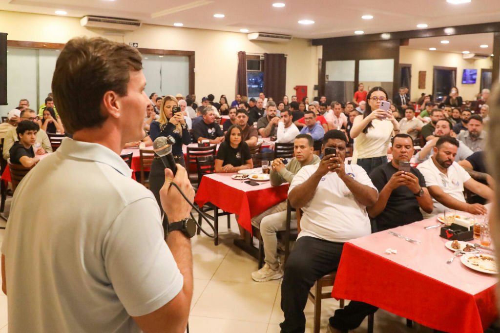Miguel Coelho reúne mais de 300 empresários em Caruaru para discutir economia