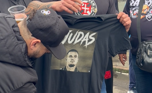 Protesto de torcedores do Vasco contra Coutinho marca jogo contra Grêmio