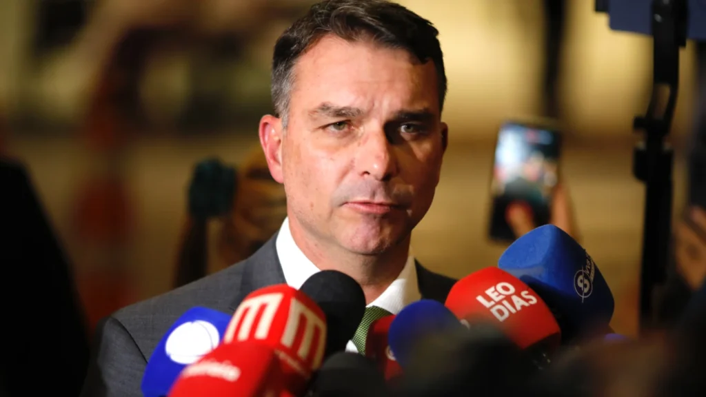 Relatório da PF contesta versão de Flávio Bolsonaro sobre filme 'Dark Horse'