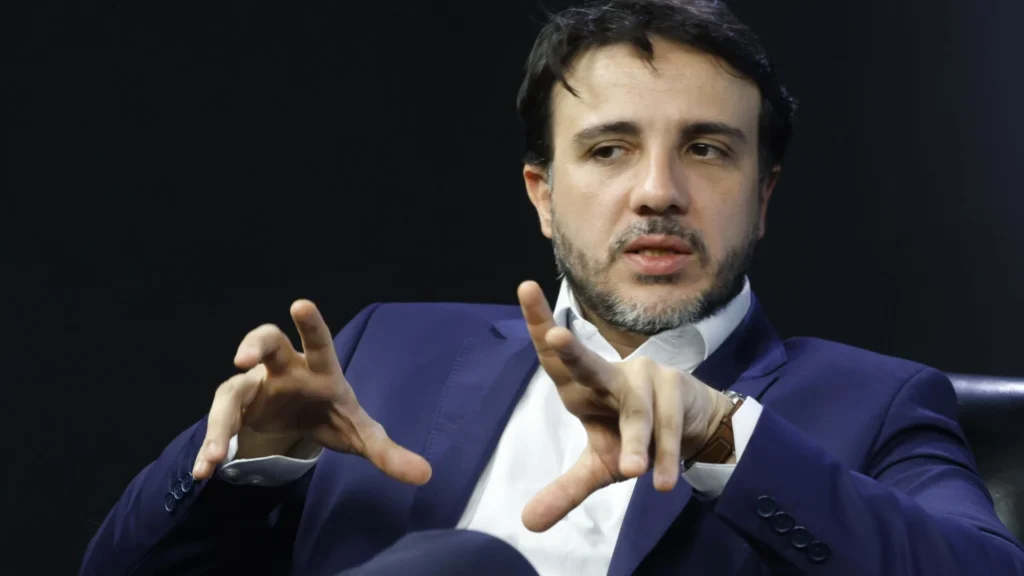 Renan Santos é destaque na "The Economist" e enfrenta suspensão de campanha