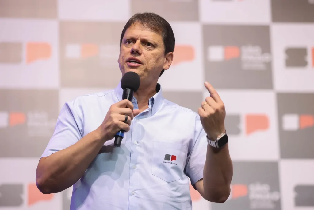 Tarcísio otimista com crescimento de Flávio Bolsonaro nas eleições