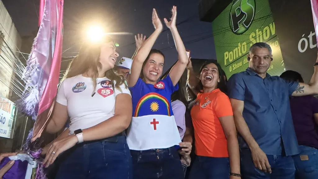 Viviane Facundes e Raquel Lyra mobilizam apoiadores em caminhada em Caruaru