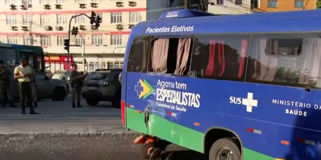 Acidente com micro-ônibus do Ministério da Saúde deixa feridos em Salvador
