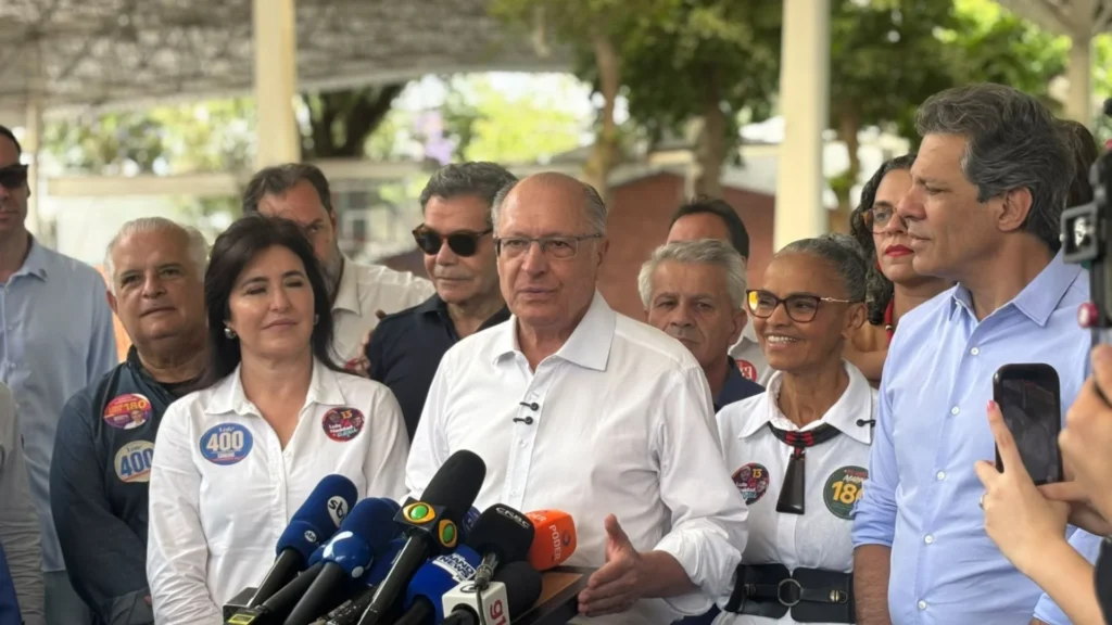 Alckmin critica nostalgia da ditadura ao votar em São Paulo