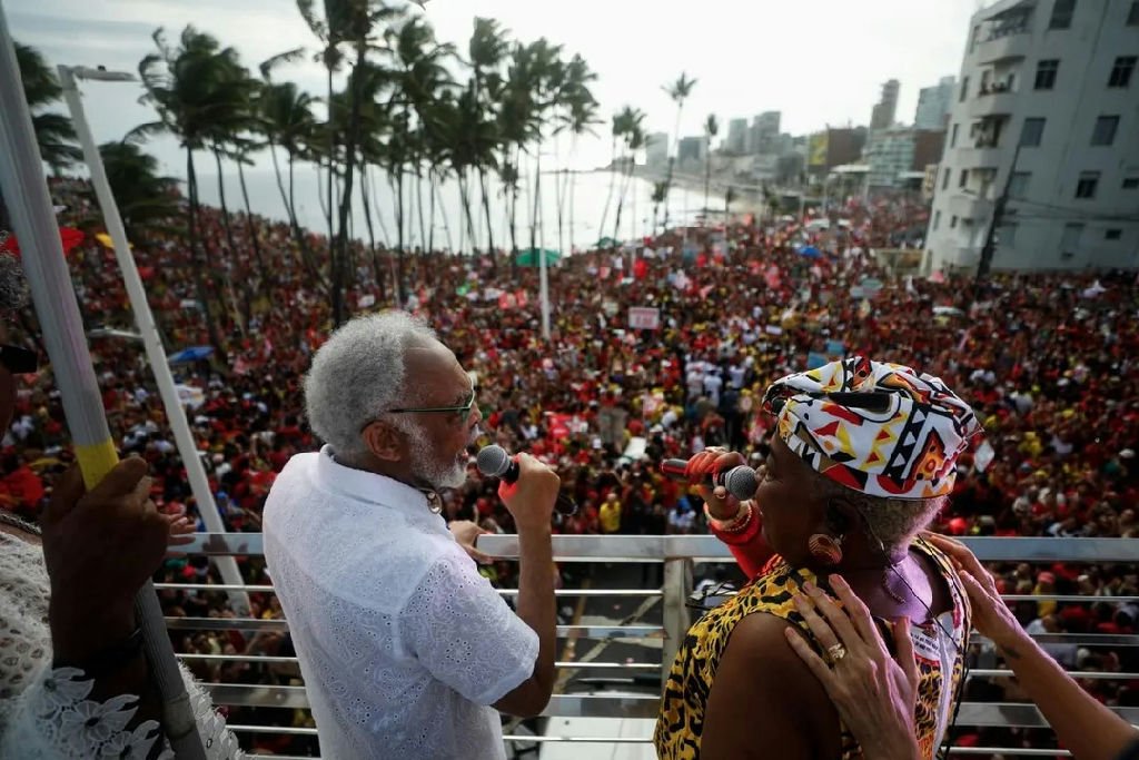 Ato pela democracia em Salvador reúne artistas em defesa de direitos sociais