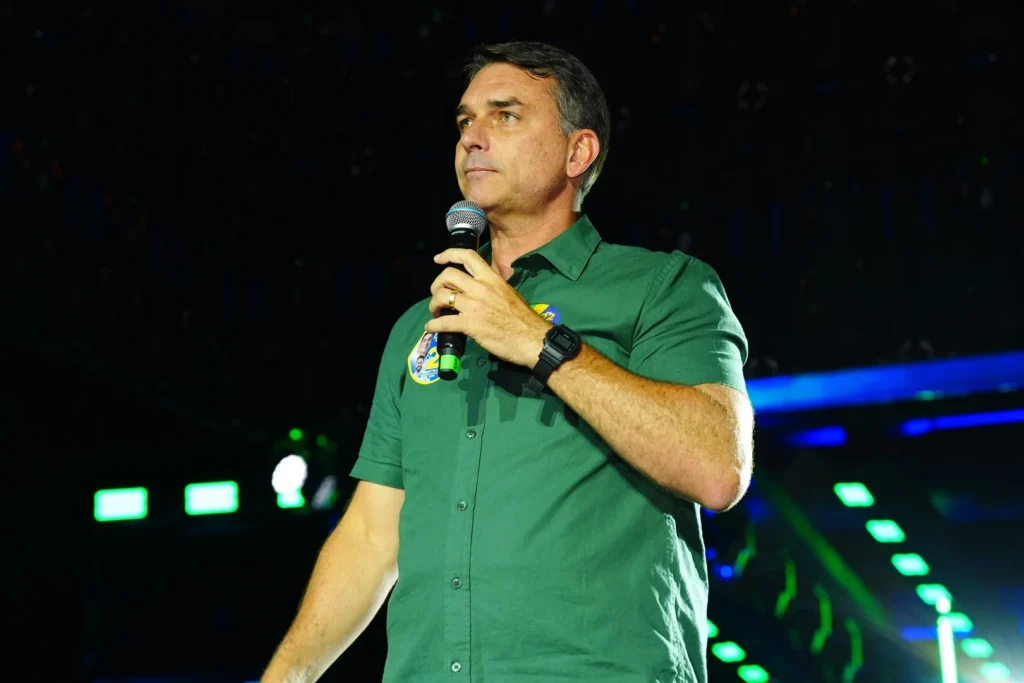 Bispos católicos criticam Flávio Bolsonaro em carta sobre eleições
