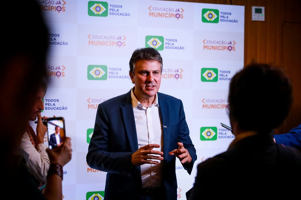 Camilo Santana critica Meta por interferência nas eleições brasileiras