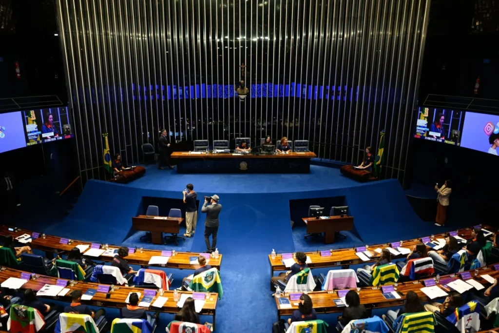 Candidatos de direita ganham força na disputa pelo Senado