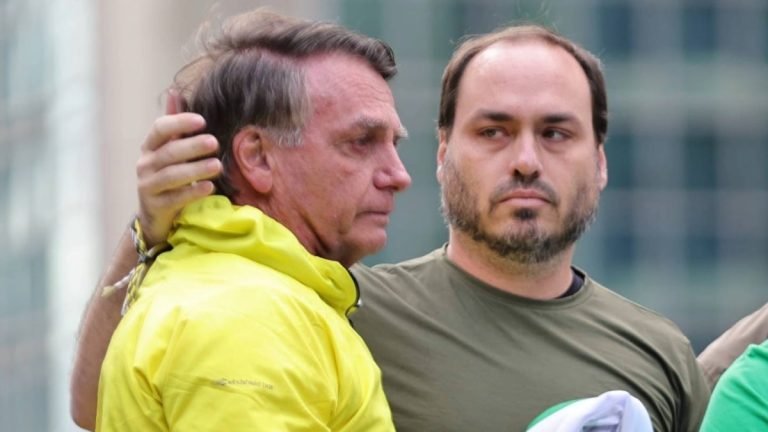 Carlos Bolsonaro é eleito senador por Santa Catarina em disputa acirrada