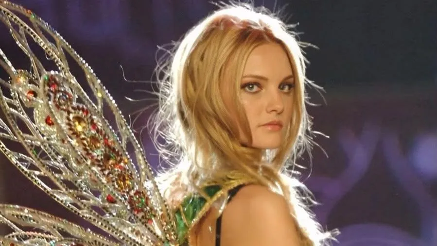 Carol Trentini retorna ao Victoria's Secret Fashion Show após 17 anos