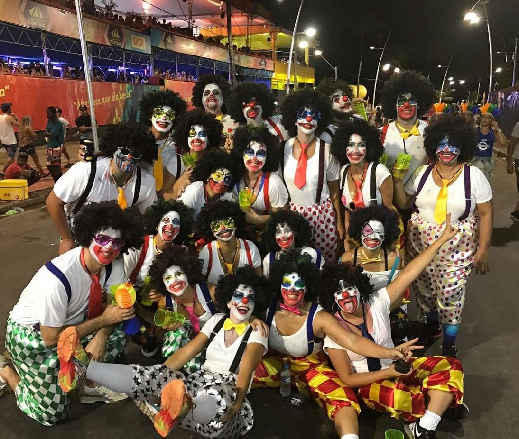 Celebridades se disfarçam para curtir Carnaval de Salvador