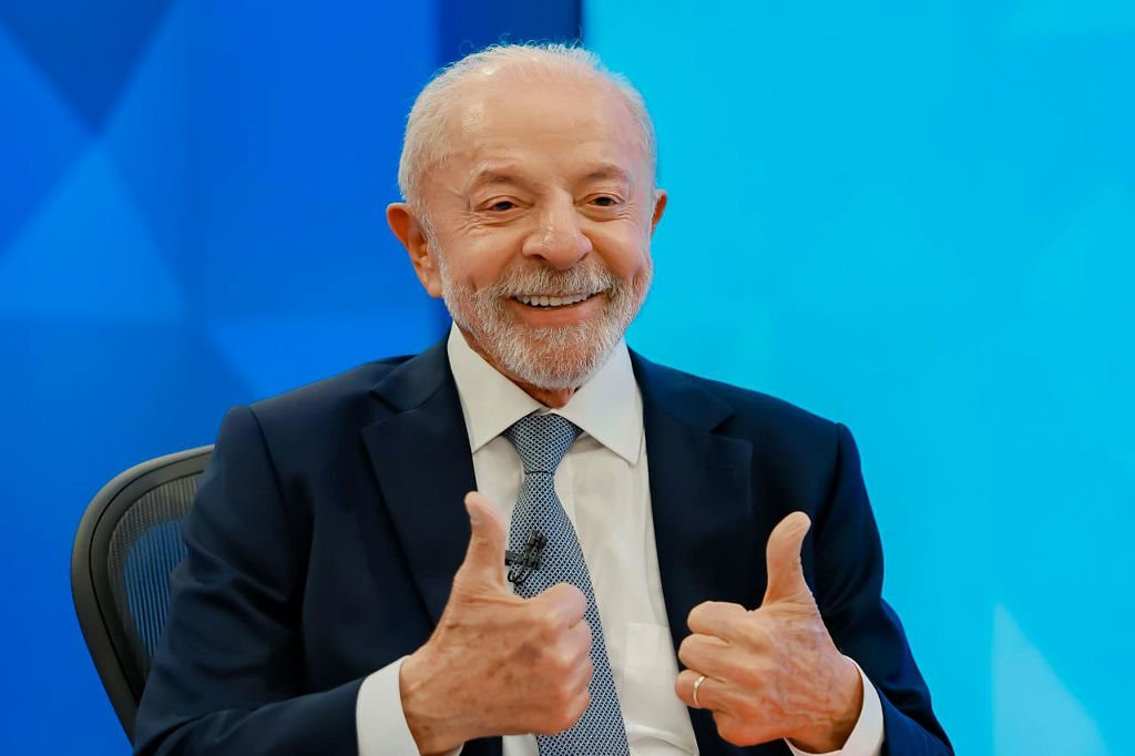 Congresso promulga PEC que encerra escala 6x1 com presença de Lula