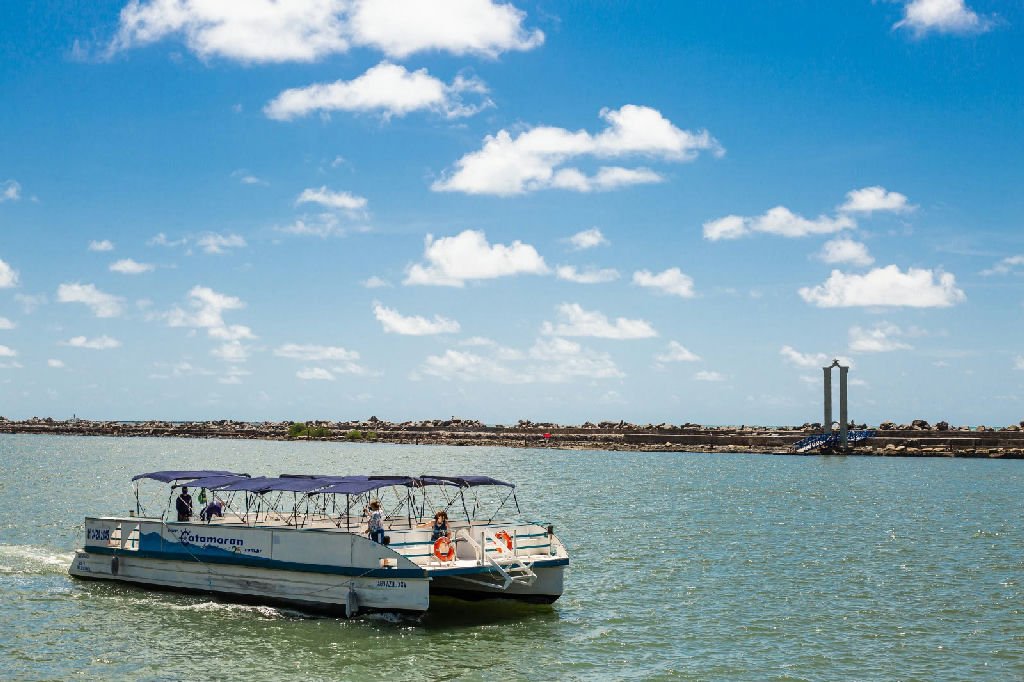 Crianças de comunidades do Recife exploram o Rio Capibaribe em passeio educativo