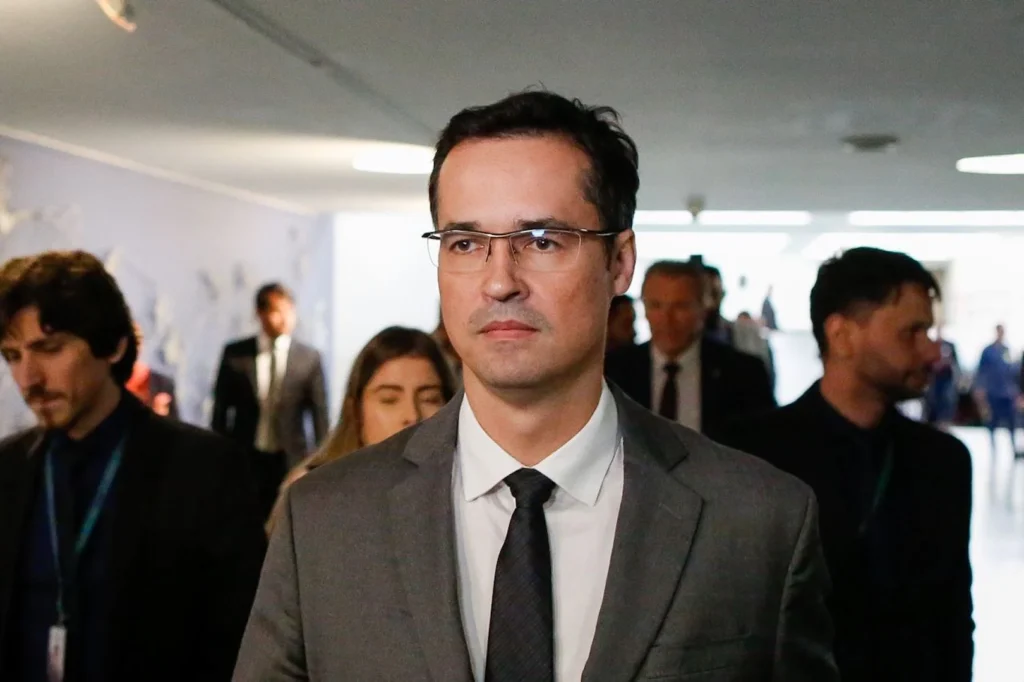 Deltan Dallagnol é escalado por Flávio Bolsonaro para revisar documentos de Lula